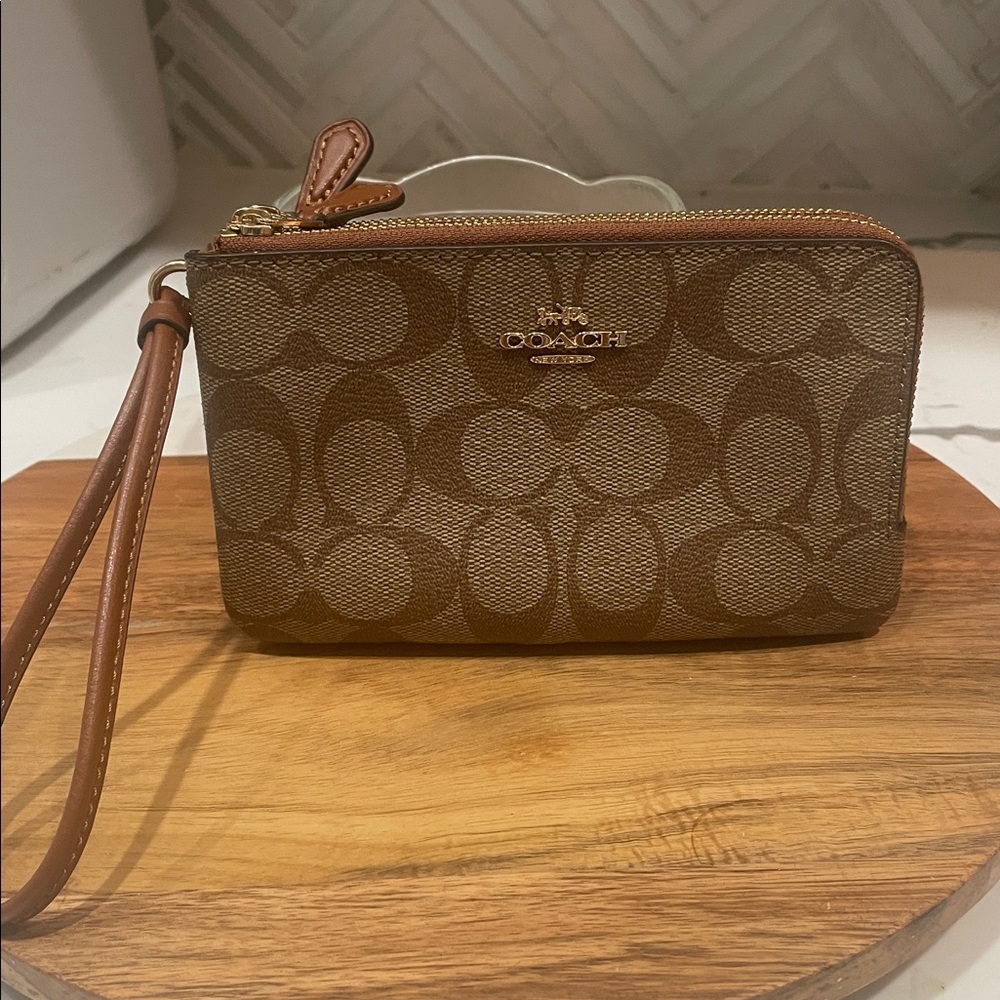 🤎 Coach Signature Wristlet – Brown Canvas & Leather, Classic “C” Print 🤎